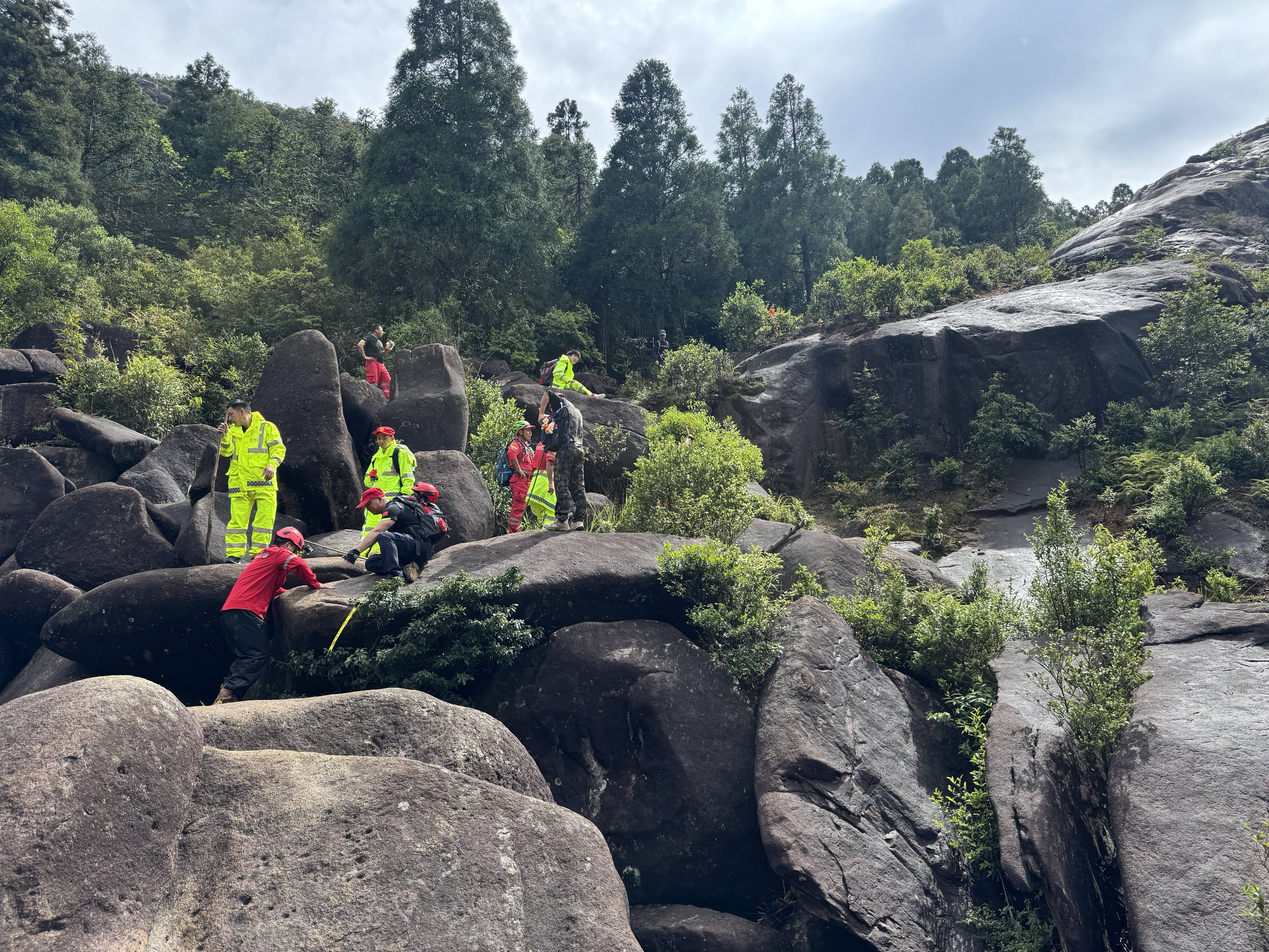 浙江温州独自爬山失联男子遗体被发现，正转运下山