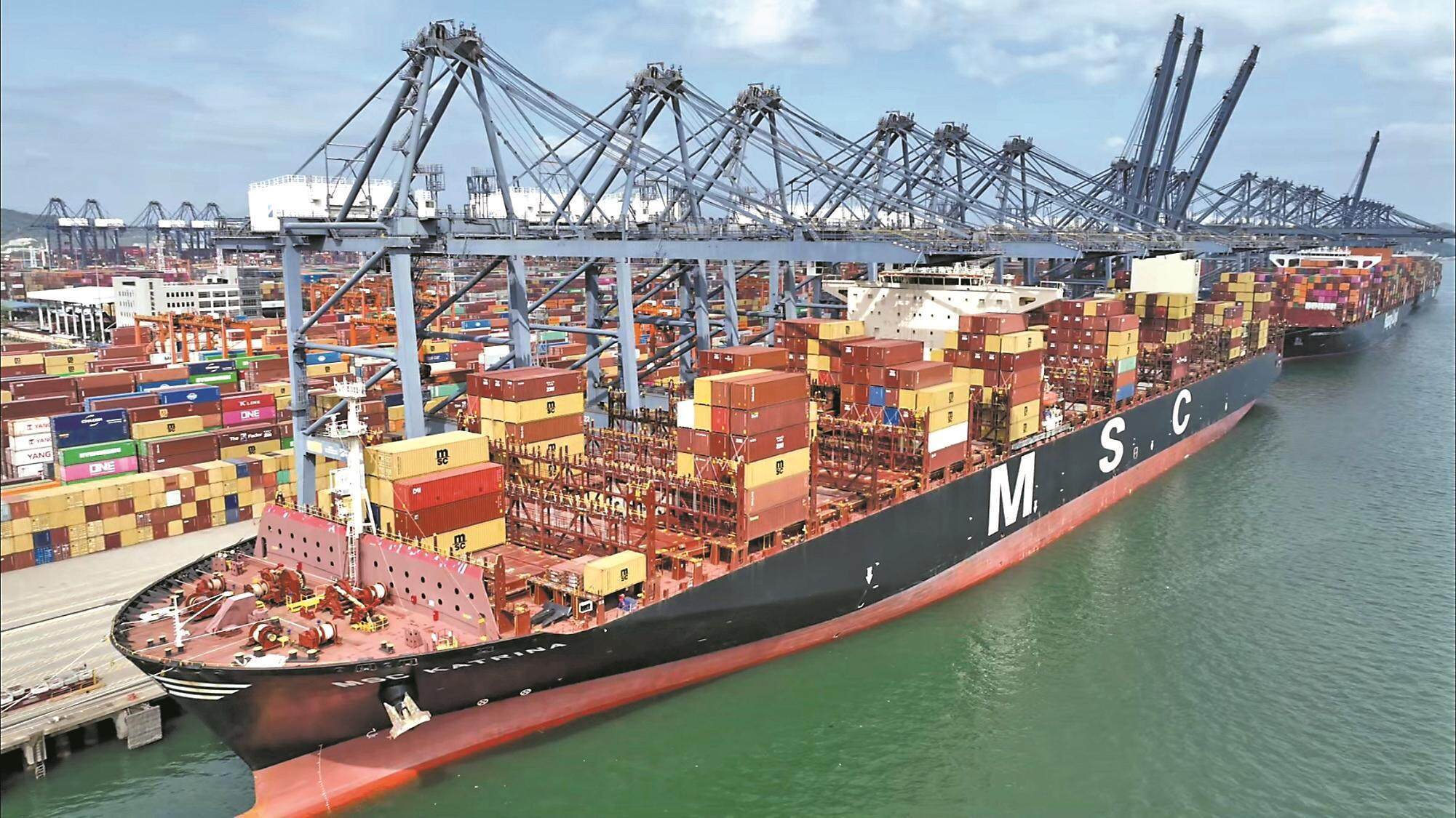 深圳盐田港一线员工：“对讲机一天用掉两块电池”