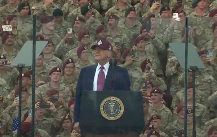 身高1.91米的特朗普在巨型防弹玻璃后演讲<strong></p>
<p>金融机构反洗钱规定</strong>，玻璃高度或超两米