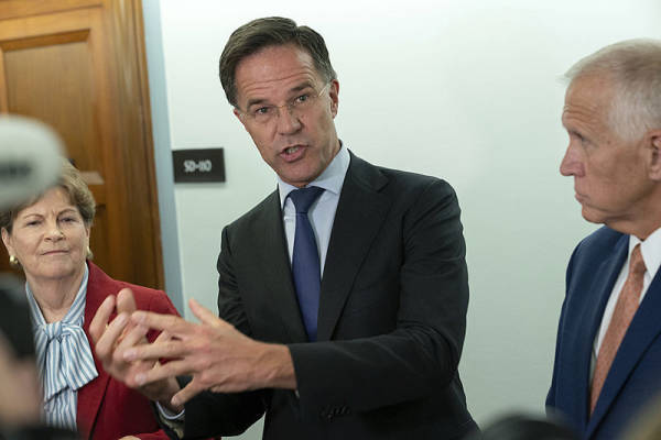 北约秘书长宣称:中国、印度和巴西等国若继续与俄罗斯做生意<strong></p>
<p>产业链金融</strong>,可能会受到“二级制裁”