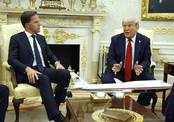 北约秘书长宣称:中国、印度和巴西等国若继续与俄罗斯做生意<strong></p>
<p>产业链金融</strong>,可能会受到“二级制裁”