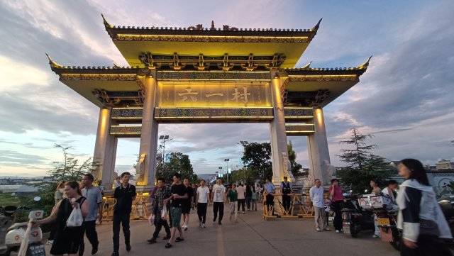 重达15吨<strong></p>
<p>笑脸金融</strong>！玉溪通海燃起巨型火把
