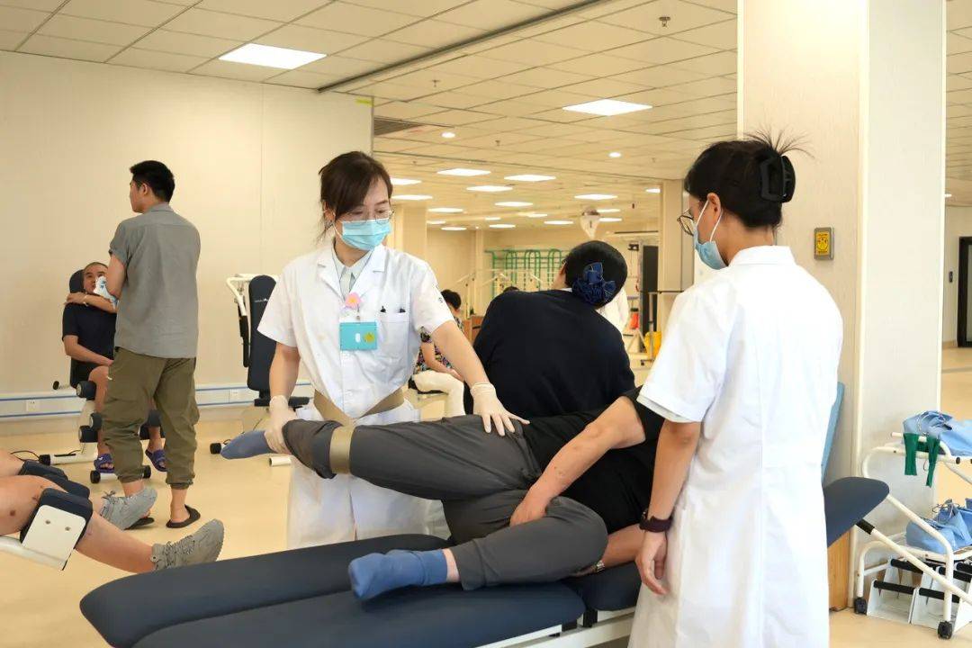 杭州32岁小伙每天打篮球到深夜<strong></p>
<p>招商</strong>，一查“韧带撕裂”！近期多人中招