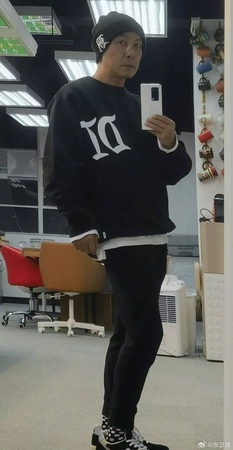 60岁张卫健在演唱会上掏出老年卡<strong></p>
<p>东方财富股票</strong>，求大家别欺负老人家