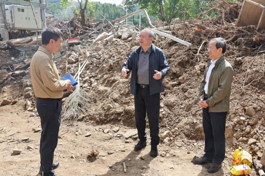 北京市委书记尹力、市长殷勇到怀柔区检查灾后恢复重建工作，看望慰问尹春燕亲属、受灾群众和抢险救灾一线工作人员