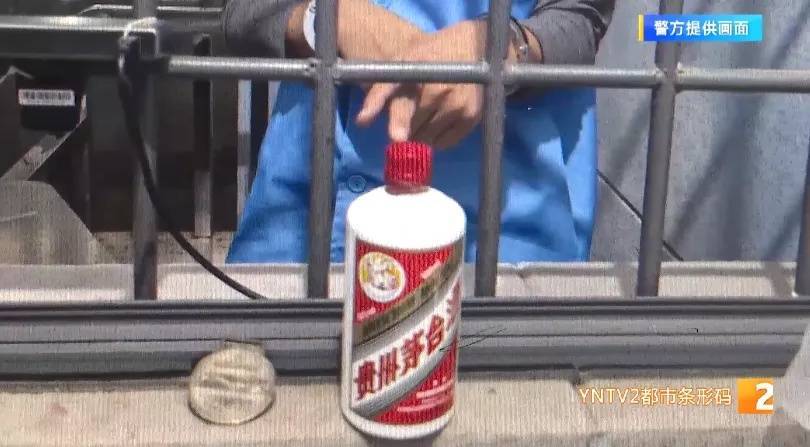 凌晨怪事！男子提着茅台袋子在车库<strong></p>
<p>腾讯股票</strong>，翻垃圾桶竟为了.....