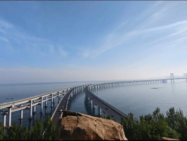 大连一跨海大桥观景台有游客翻栏杆踩空心造景石拍照<strong></p>
<p>中兴通讯股票</strong>，当地回应