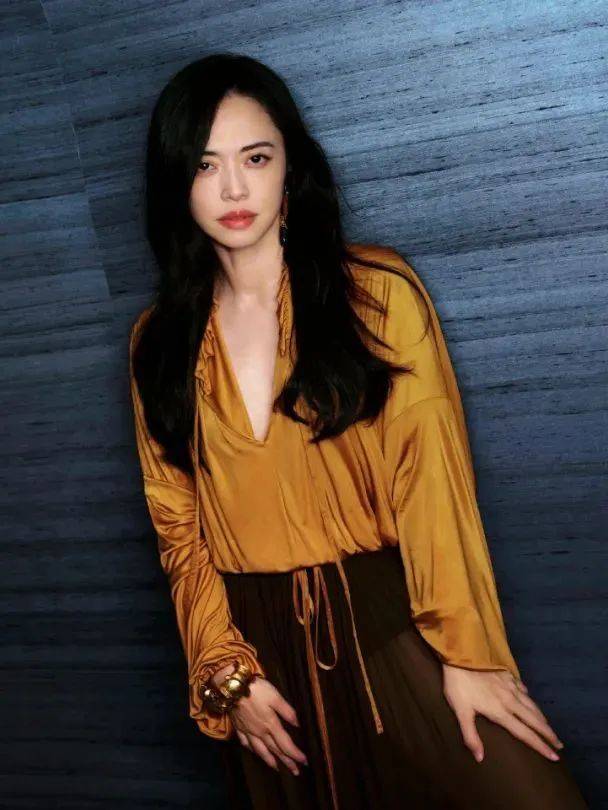 质感女人怎么都在穿这个颜色<strong></p>
<p>中兴通讯股票</strong>？