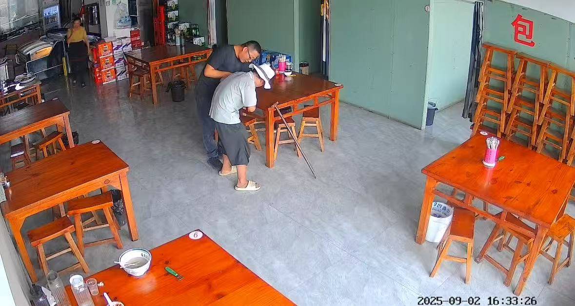 店门口大爷竹筐卖不动<strong></p>
<p>欧菲光股票</strong>，河南周口面馆老板暖心发视频帮卖，网友隔空下单：我出钱你送人