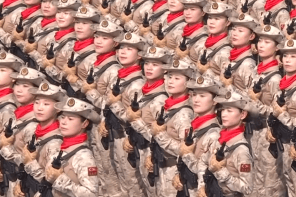 “民兵方队中一眼就认出了她<strong></p>
<p>贵州茅台股票</strong>，我们的陈老师！”