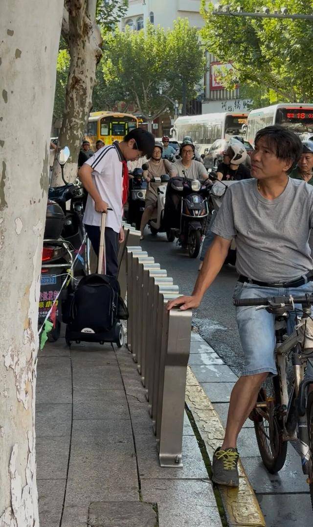 事发上海校门口！学生上学像闯关：夹缝中慢慢腾挪<strong></p>
<p>泸州老窖股票</strong>，与非机动车迎面对冲…家长担忧：何时是头