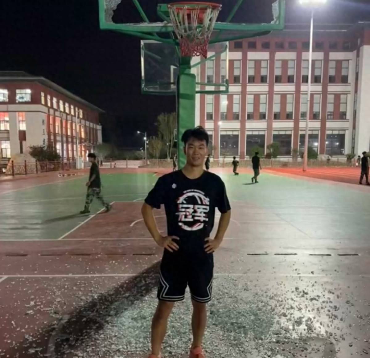 郑州178厘米大学生扣碎篮板<strong></p>
<p>浪潮信息股票</strong>，校方：说明弹跳力好！学校出资购买新篮板，已安装好