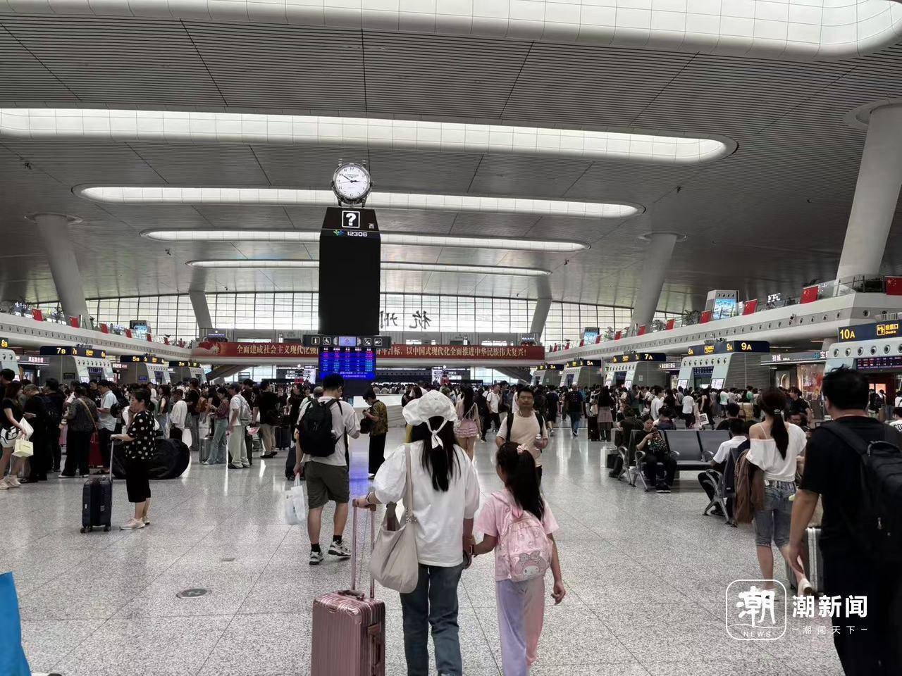 全杭州的娃都出动了?这是刚刚的火车东站<strong></p>
<p>常山北明股票</strong>!秋假大军即将席卷全国