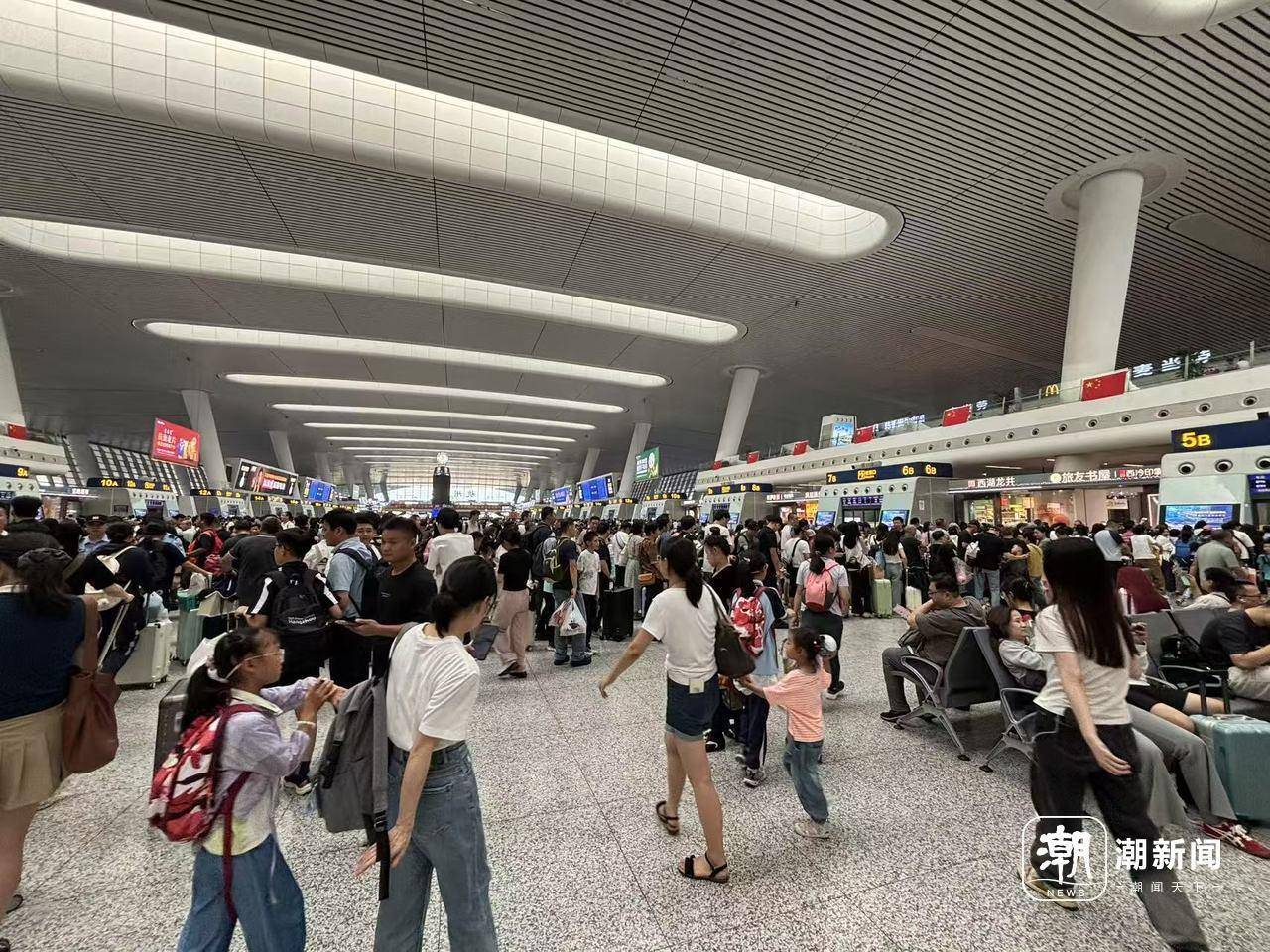 全杭州的娃都出动了?这是刚刚的火车东站<strong></p>
<p>常山北明股票</strong>!秋假大军即将席卷全国