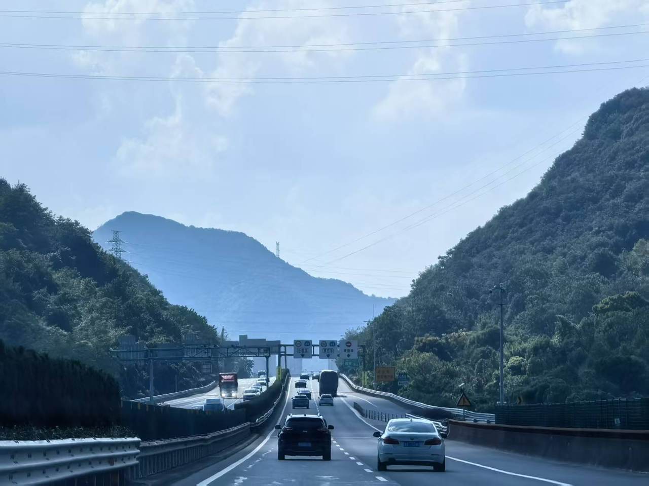 全杭州的娃都出动了?这是刚刚的火车东站<strong></p>
<p>常山北明股票</strong>!秋假大军即将席卷全国