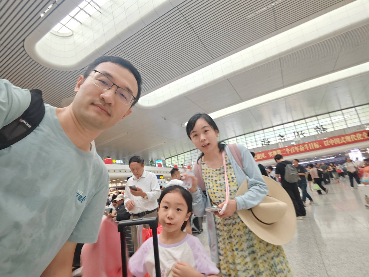 全杭州的娃都出动了?这是刚刚的火车东站<strong></p>
<p>常山北明股票</strong>!秋假大军即将席卷全国