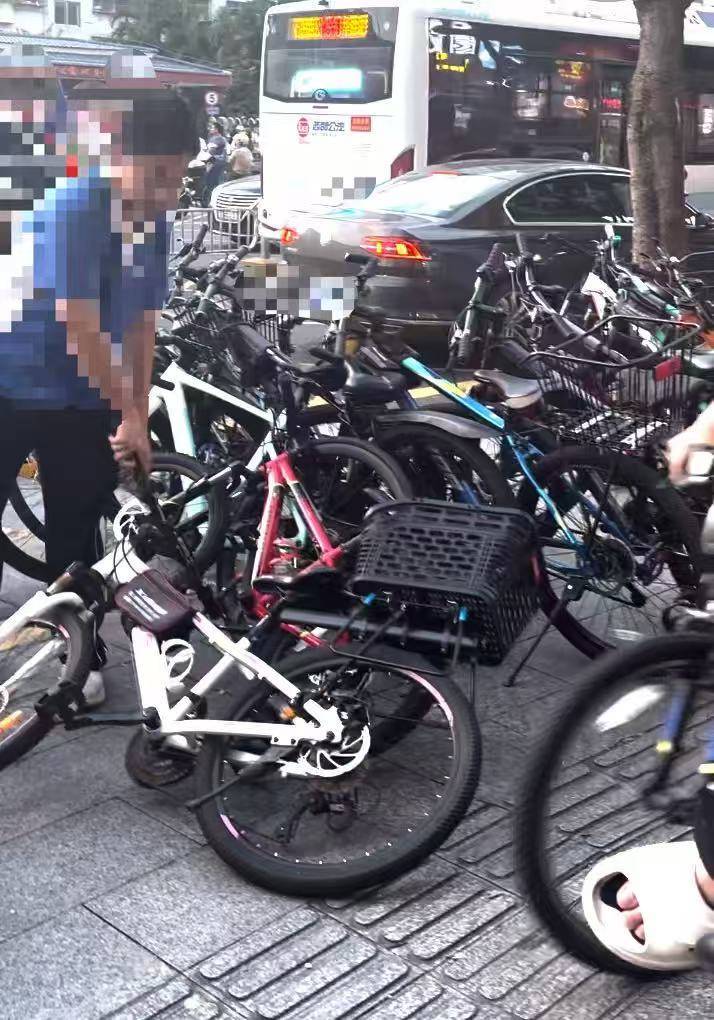 深圳一医院门口被指“举步维艰”<strong></p>
<p>常山北明股票</strong>!整治后记者实探:仍很堵