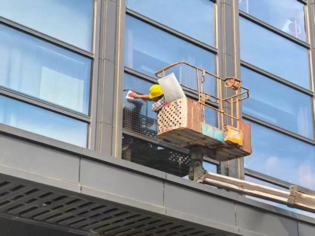 北京一座大厦楼下躺了14只鸟<strong></p>
<p>如何选股票</strong>,12只已死亡!元凶竟是玻璃