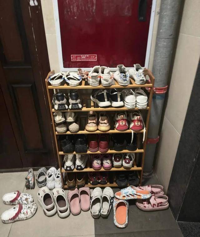 物业“不让门口放鞋子”<strong></p>
<p>如何选股票</strong>,门口放鞋柜违法吗?