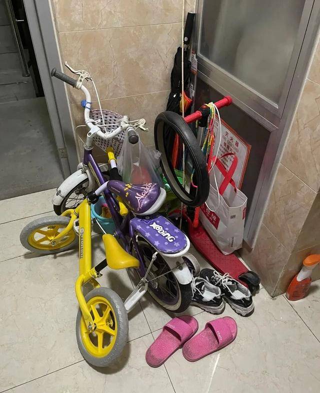 物业“不让门口放鞋子”<strong></p>
<p>如何选股票</strong>,门口放鞋柜违法吗?