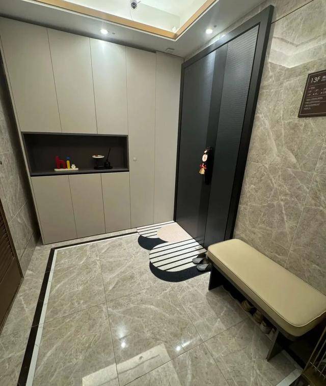 物业“不让门口放鞋子”<strong></p>
<p>如何选股票</strong>,门口放鞋柜违法吗?