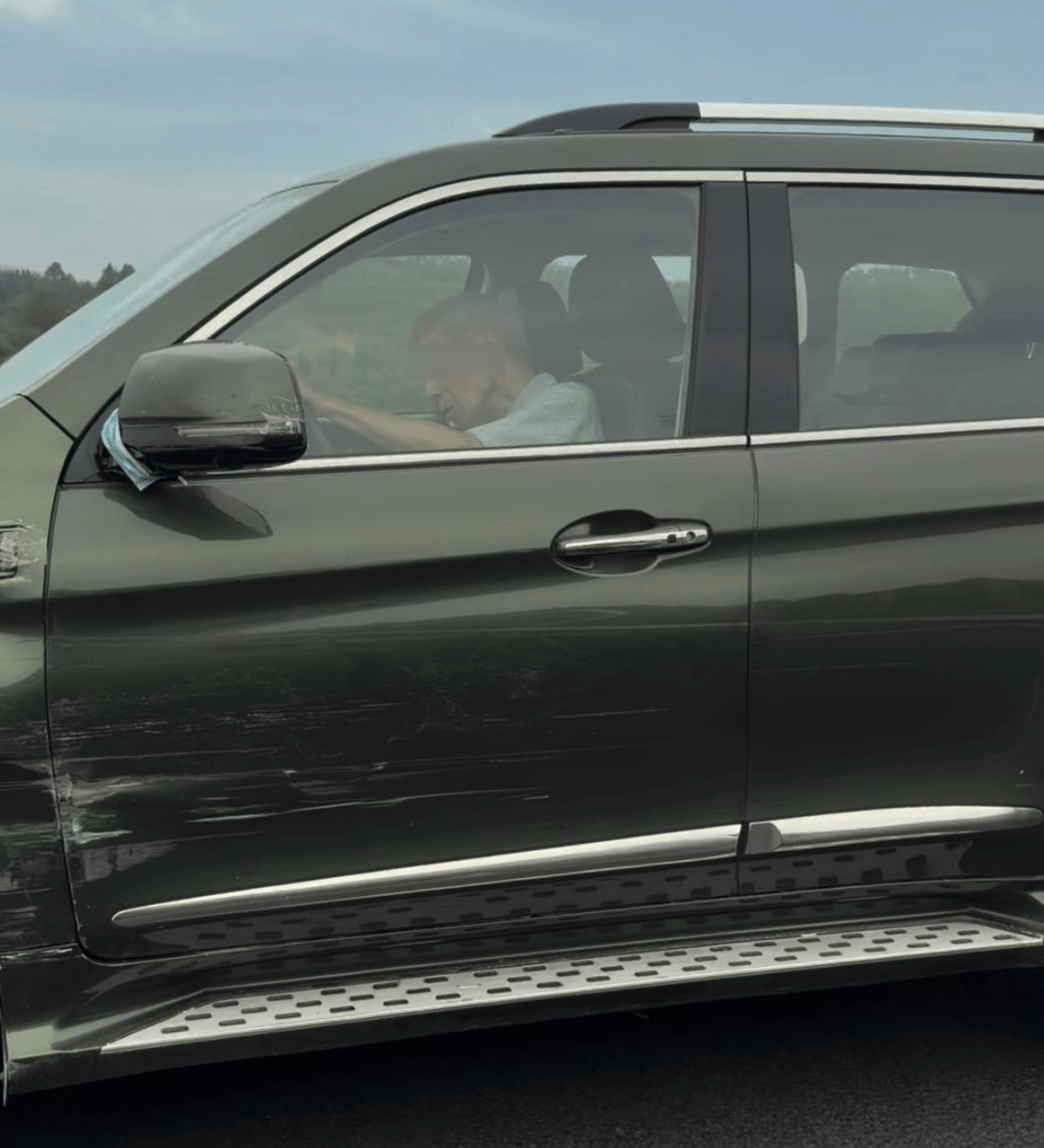 “司机像没意识了一样！”男子称SUV在高速上慢行、撞上石墩也不停<strong></p>
<p>百度股票</strong>，交警：司机目前无生命危险