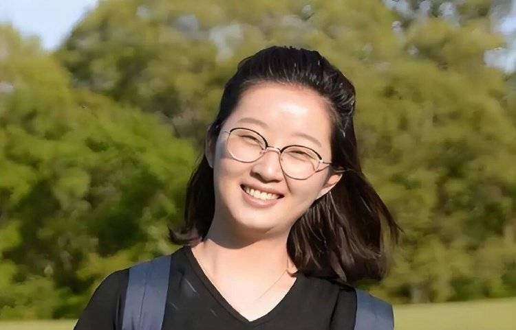 章莹颖男友国庆探望章父并协助直播<strong></p>
<p>百度股票</strong>,网友劝其早点结婚,本人回应