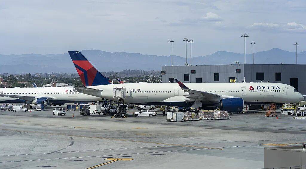 纽约机场突发<strong></p>
<p>百度股票</strong>!两架客机相撞