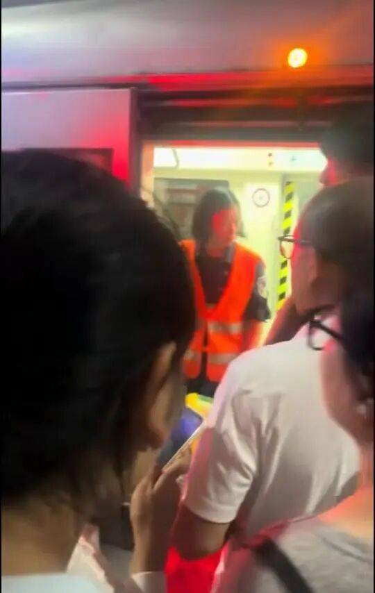 大连地铁发生故障停运一小时<strong></p>
<p>百度股票</strong>,目击者称看到120和警车,工作人员否认列车和人相撞,故障原因在落实中