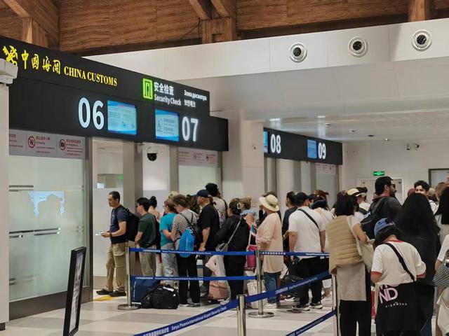 神州涌动开放潮 国庆红铺展新图景