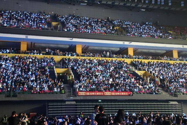 孙楠演唱会超燃舞台<strong></p>
<p>京东方a股票</strong>!郑州万人合唱《红旗飘飘》