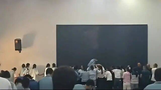 家长们跪成一排<strong></p>
<p>中国银行股票</strong>,学生蒙眼从背上踩过?教育局回应河南一中学举办活动引热议:正调查处理