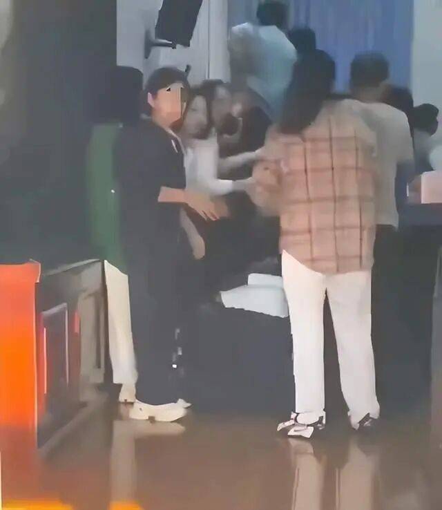 家长们跪成一排<strong></p>
<p>中国银行股票</strong>,学生蒙眼从背上踩过?教育局回应河南一中学举办活动引热议:正调查处理