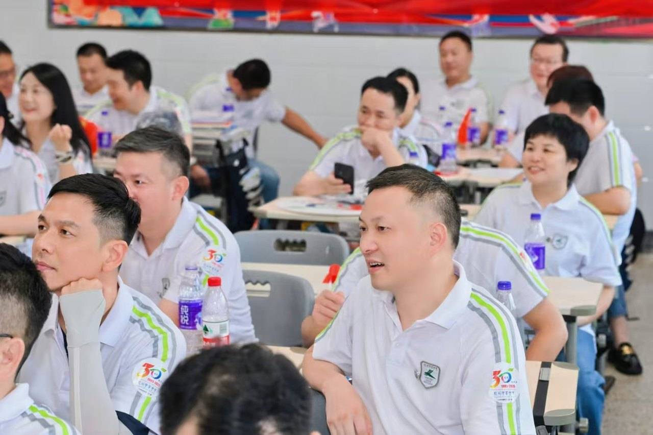 那个让老师骄傲的“调皮”班级!30年同学聚会<strong></p>
<p>以岭药业股票</strong>,还伴有一封来自贵州的感谢信