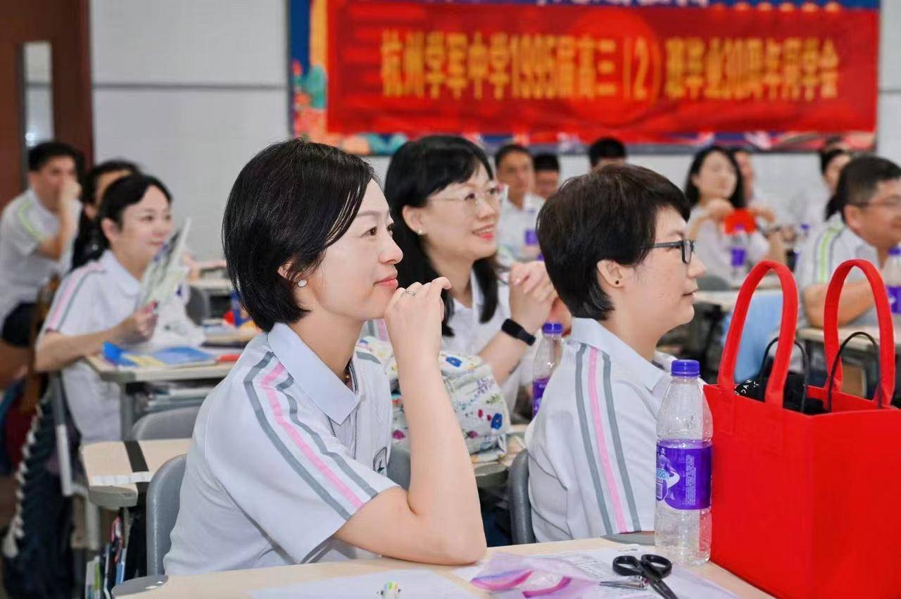 那个让老师骄傲的“调皮”班级!30年同学聚会<strong></p>
<p>以岭药业股票</strong>,还伴有一封来自贵州的感谢信