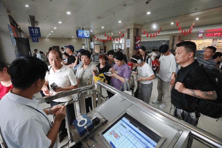 国庆返程高峰特写：全国最大收费站亮起“星河”<strong></p>
<p>以岭药业股票</strong>，“后备箱母爱大赛”又来了