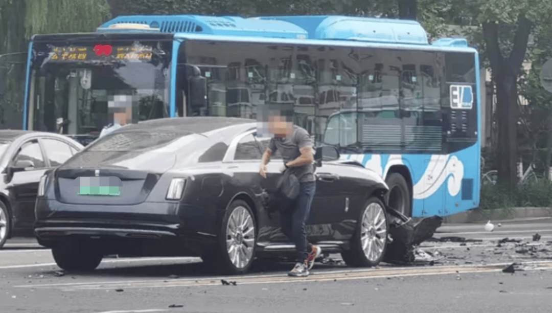 “劳斯莱斯逆行车祸”事件白车家属发声:“丈夫多处骨折!往后日子不知道怎么过”<strong></p>
<p>以岭药业股票</strong>,陈震深夜再道歉,并回应“我方律师会全力配合”