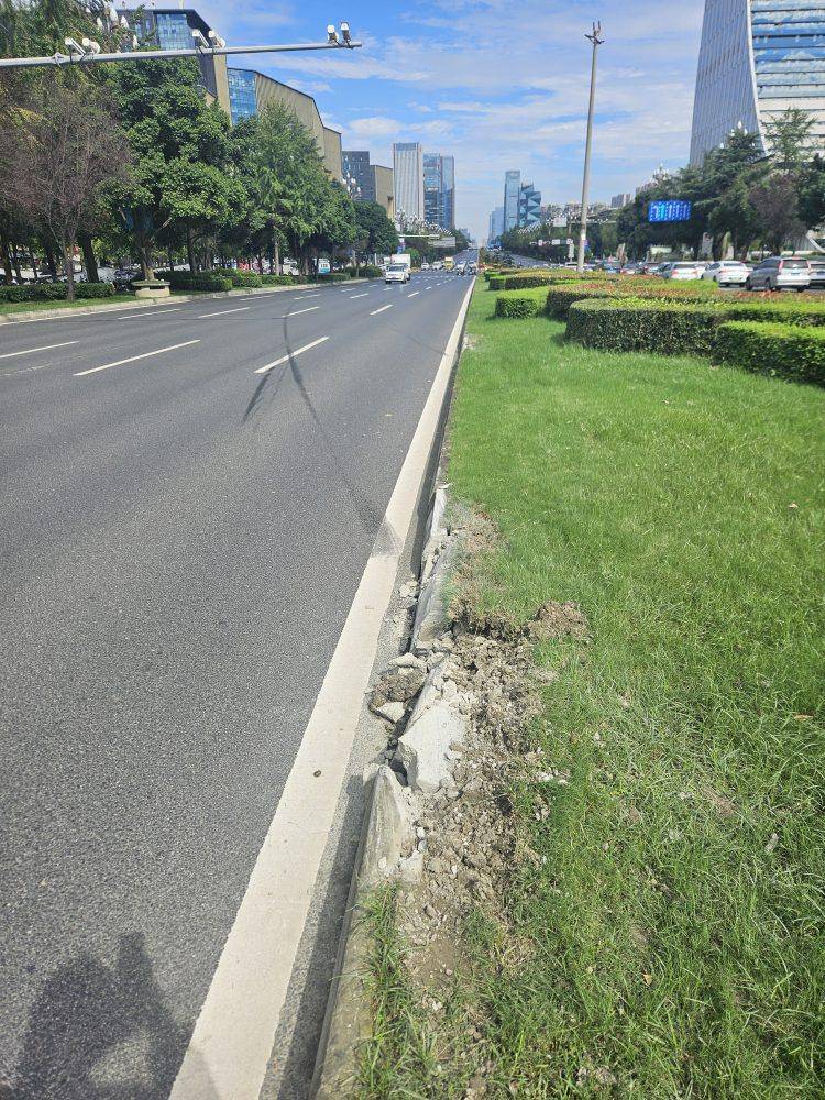 成都发生一起严重交通事故<strong></p>
<p>方正科技股票</strong>,上游新闻实地探访:燃烧留下的印记仍在