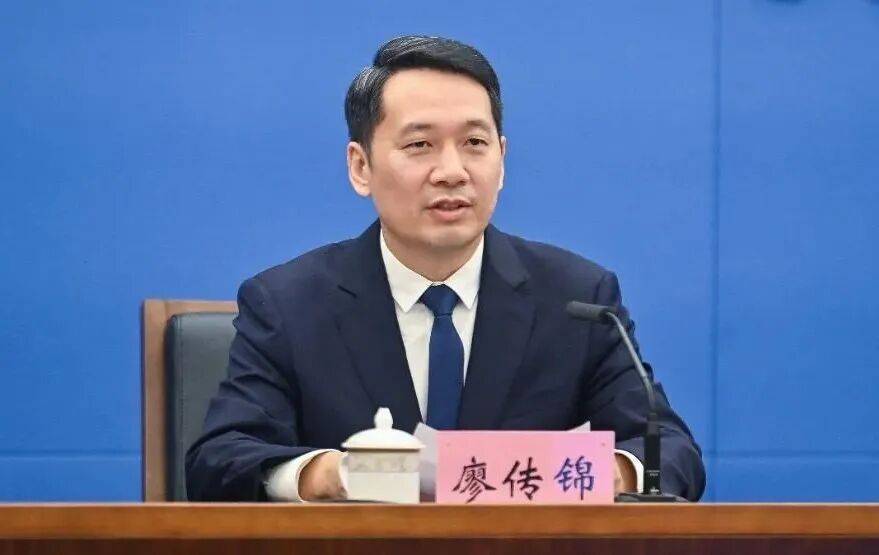 曾任共青团重庆市委书记<strong></p>
<p>机器人股票</strong>,廖传锦已任荣昌区政府党组书记