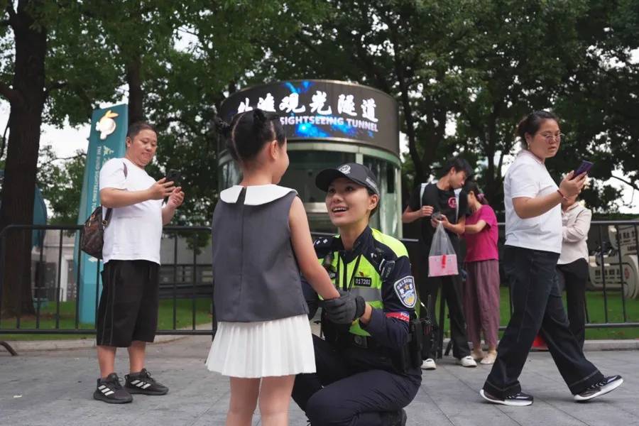 上海外滩“最美女警”被盯上!为了拍她<strong></p>
<p>机器人股票</strong>,有人连续蹲守几天