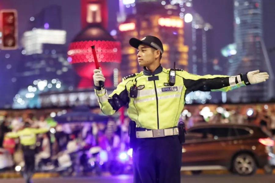 上海外滩“最美女警”被盯上!为了拍她<strong></p>
<p>机器人股票</strong>,有人连续蹲守几天