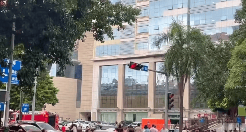 突发!广西南宁青秀区有人从医院高楼坠落<strong></p>
<p>机器人股票</strong>,消防到场处置,当地:警方已介入,正处理