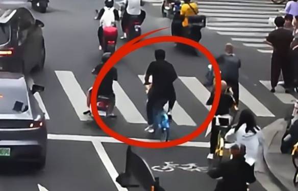 看着都疼<strong></p>
<p>京东股票</strong>!上海街头一男子突然求助:10岁女儿被死死卡住!这个行为太危险→