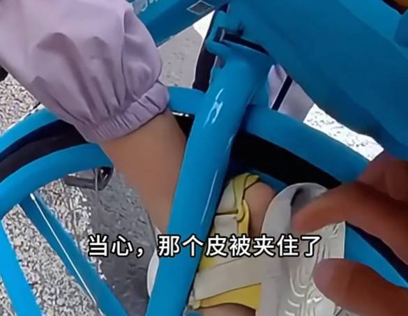 看着都疼<strong></p>
<p>京东股票</strong>!上海街头一男子突然求助:10岁女儿被死死卡住!这个行为太危险→