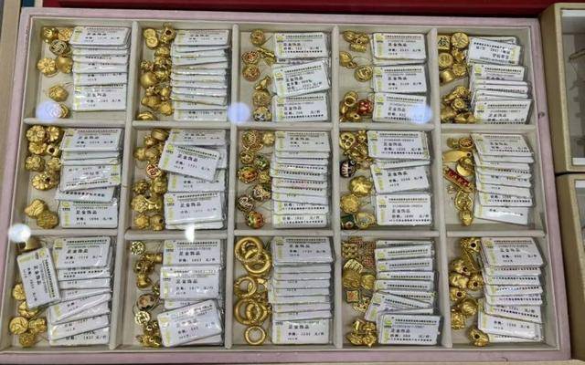 “每个月攒一颗小金饰”<strong></p>
<p>京东股票</strong>,00后“另类”淘金