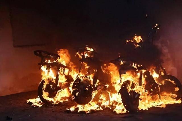 仅仅30秒<strong></p>
<p>谷歌股票</strong>,男子全身烧伤90%!别再这样充电!