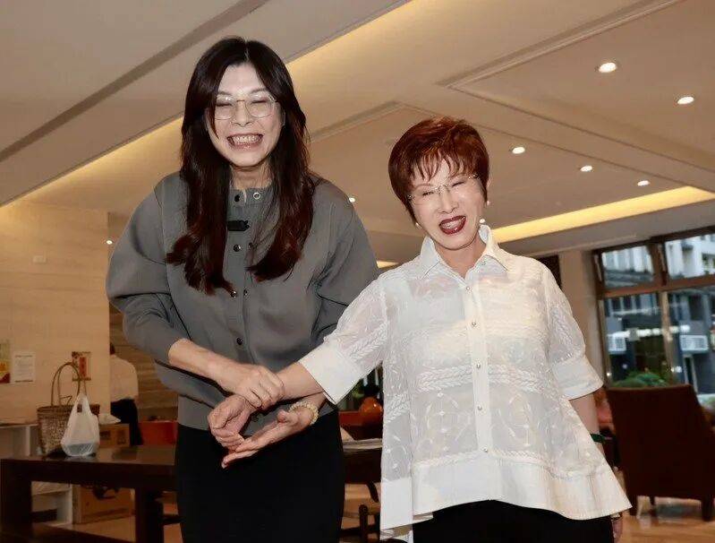 到底支持谁当党主席?当着郑丽文的面<strong></p>
<p>谷歌股票</strong>,洪秀柱说出了自己的答案