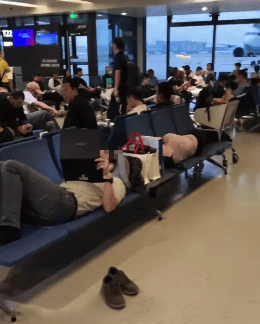 2名外国人在上海虹桥国际机场候机室躺卧<strong></p>
<p>谷歌股票</strong>,占用6个座位,机场回应
