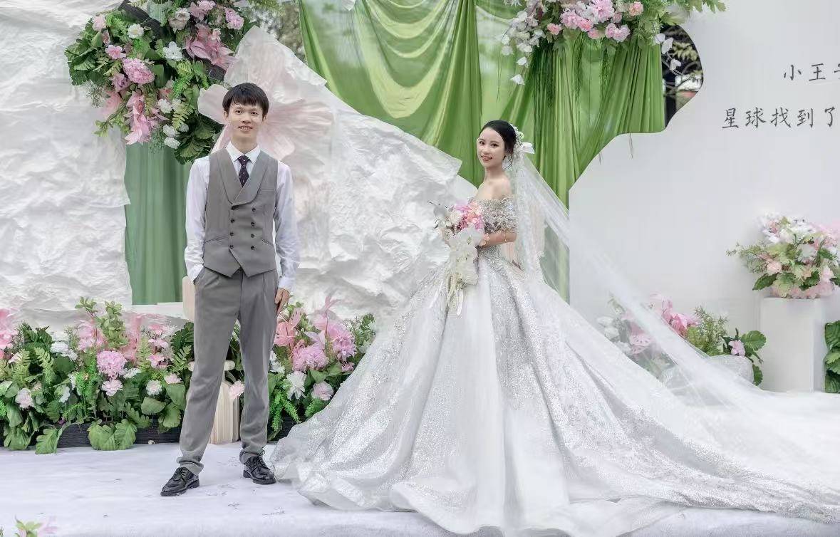 岳阳情侣连续9年在家乡千年古樟树下合影<strong></p>
<p>谷歌股票</strong>,今年国庆终修正果:希望爱情像古树一样长久