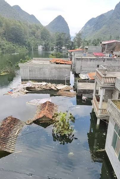 百色多个村庄被困水中已超半月<strong></p>
<p>谷歌股票</strong>,长涝难退为何重演?
